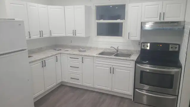 Newly Renovated Upper Unit – 3 Bedroom, 1 Bath Triplex for Rent - Photo 2