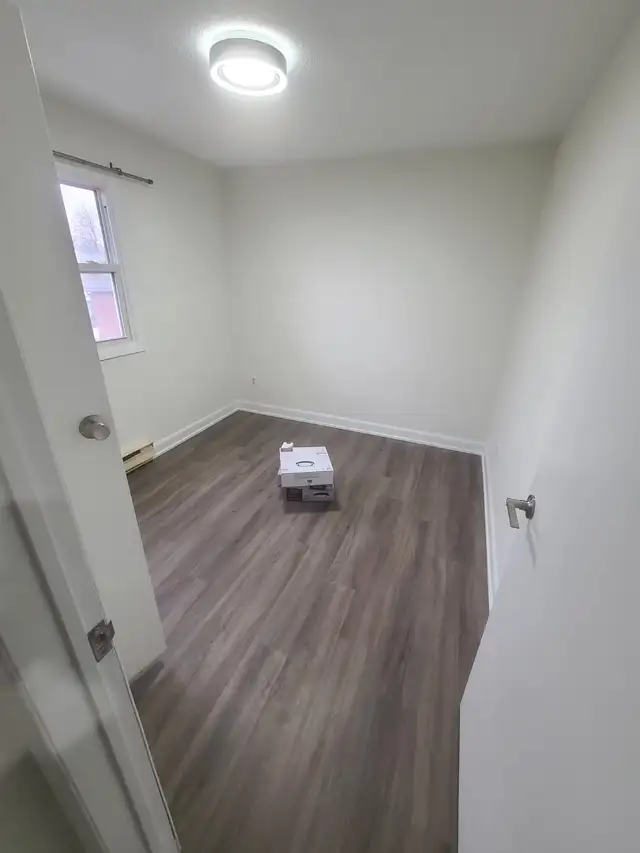 Newly Renovated Upper Unit – 3 Bedroom, 1 Bath Triplex for Rent - Photo 3