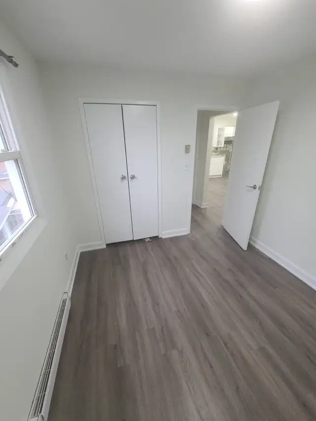 Newly Renovated Upper Unit – 3 Bedroom, 1 Bath Triplex for Rent - Photo 4