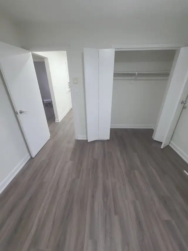 Newly Renovated Upper Unit – 3 Bedroom, 1 Bath Triplex for Rent - Photo 6