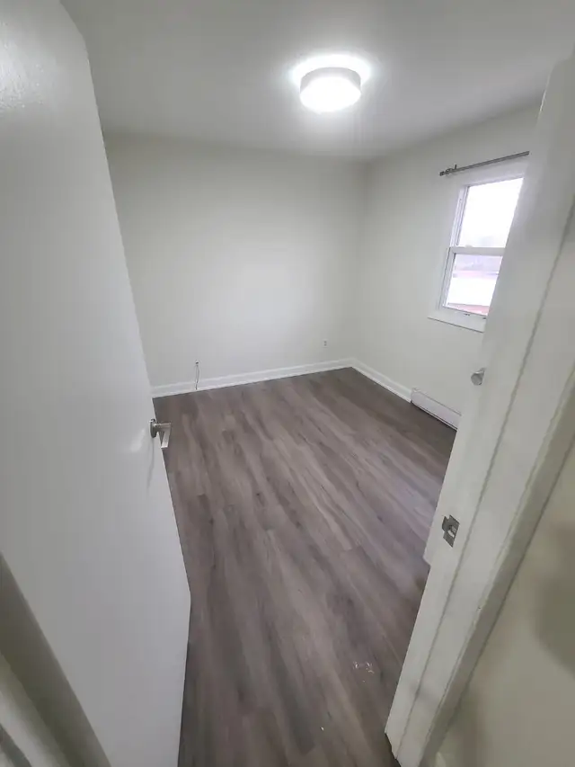 Newly Renovated Upper Unit – 3 Bedroom, 1 Bath Triplex for Rent - Photo 7