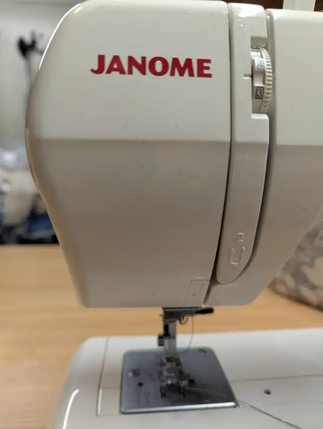 Machine à coudre Janome RE 1306, mains libre, bout. etc