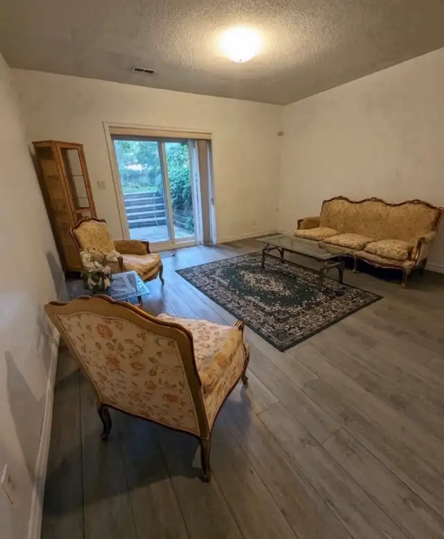 Yonge /Finch Private Room walkout Basement - Photo 3