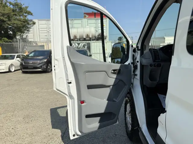 2017 Ford Transit 150 XLT 4X4 8 Passenger Cargo Van - Photo 19