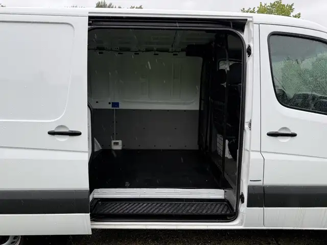 2016 Mercedes-Benz Sprinter 2500 Cargo Van - Photo 11