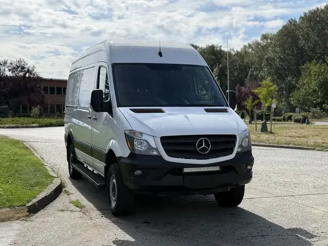 2017 Mercedes-Benz Sprinter 2500 4X4 Cargo Van with Rear Shelvin - Photo 2