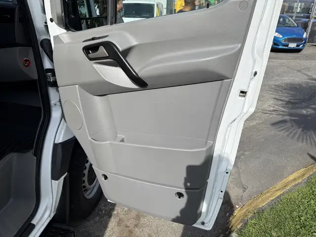 2017 Mercedes-Benz Sprinter 2500 4X4 Cargo Van with Rear Shelvin - Photo 21
