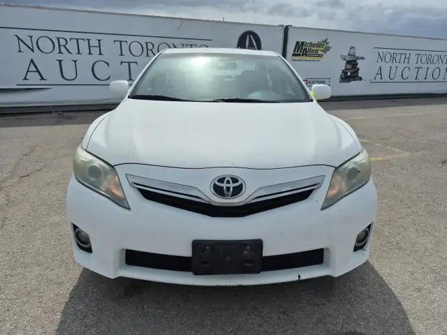 2011 Toyota Camry Hybrid - Photo 2