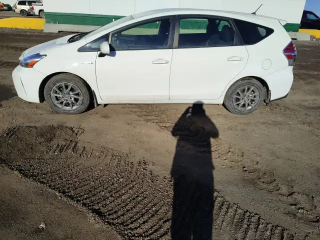 2017 Toyota Prius v - Photo 2
