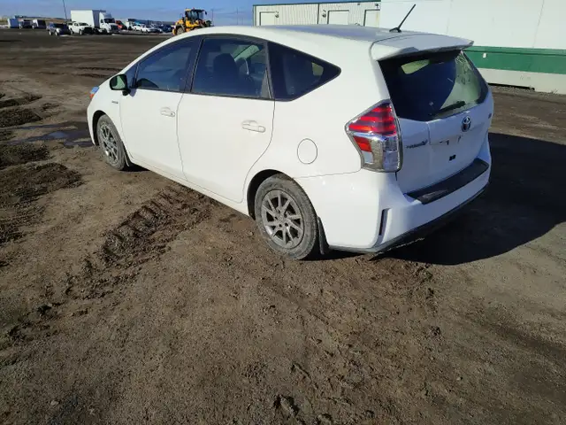 2017 Toyota Prius v - Photo 3