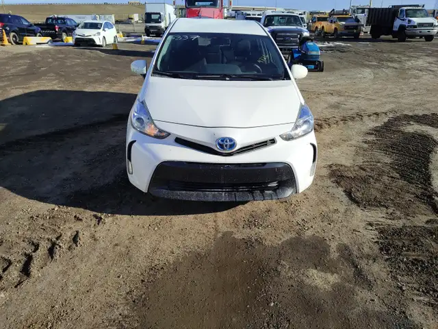 2017 Toyota Prius v - Photo 8