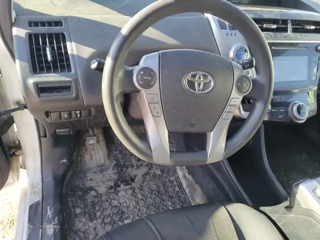2017 Toyota Prius v - Photo 11