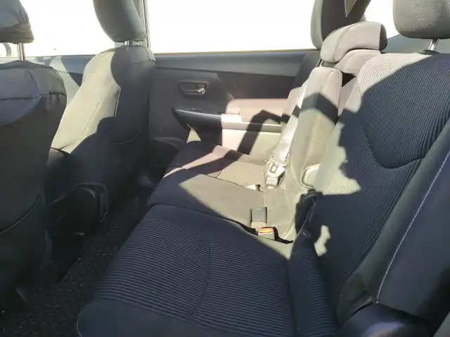 2017 Toyota Prius v - Photo 12