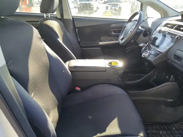 2017 Toyota Prius v - Photo 15