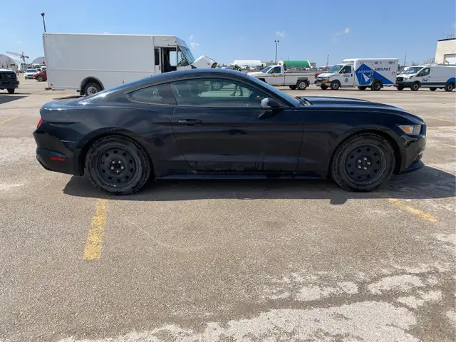 2015 Ford Mustang - Photo 4