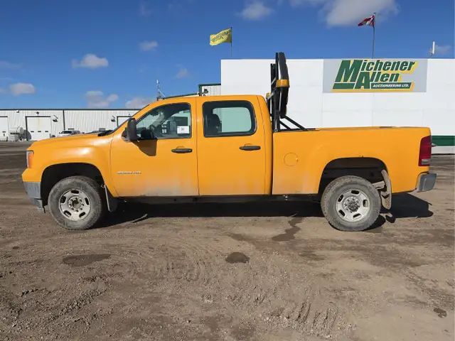 2011 GMC Sierra 2500HD - Photo 2