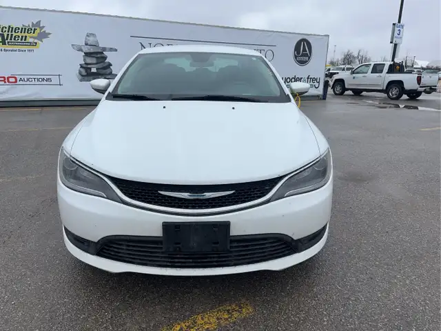 2015 Chrysler 200 - Photo 2