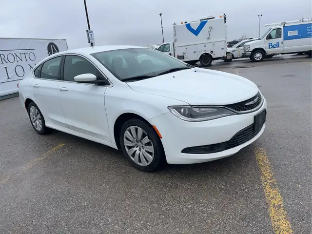 2015 Chrysler 200 - Photo 3