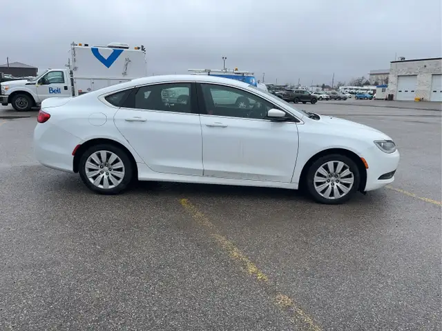 2015 Chrysler 200 - Photo 4