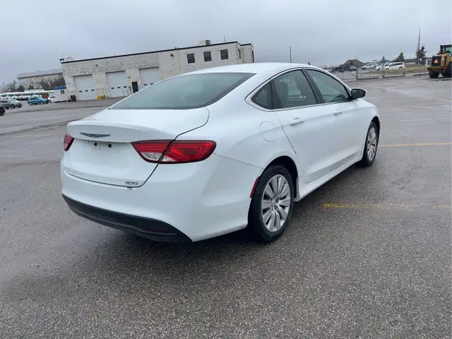 2015 Chrysler 200 - Photo 5