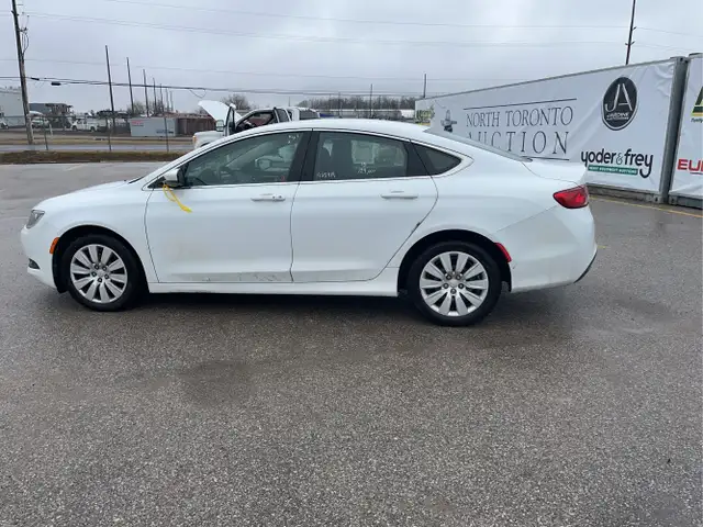 2015 Chrysler 200 - Photo 8