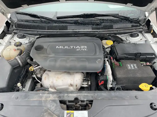 2015 Chrysler 200 - Photo 9