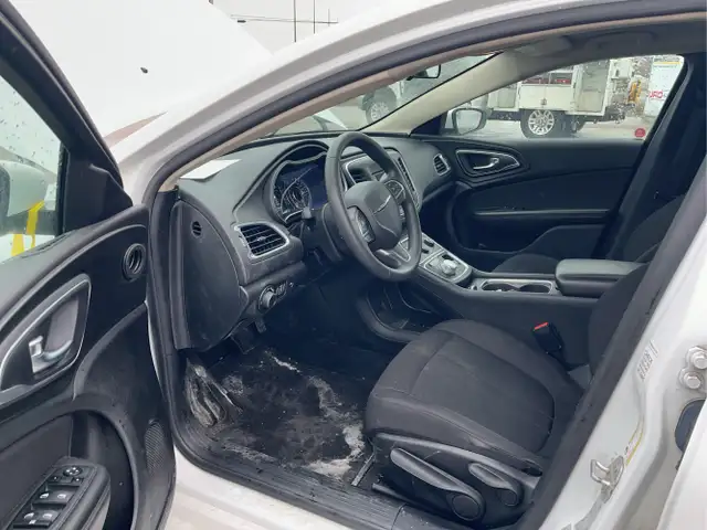 2015 Chrysler 200 - Photo 10
