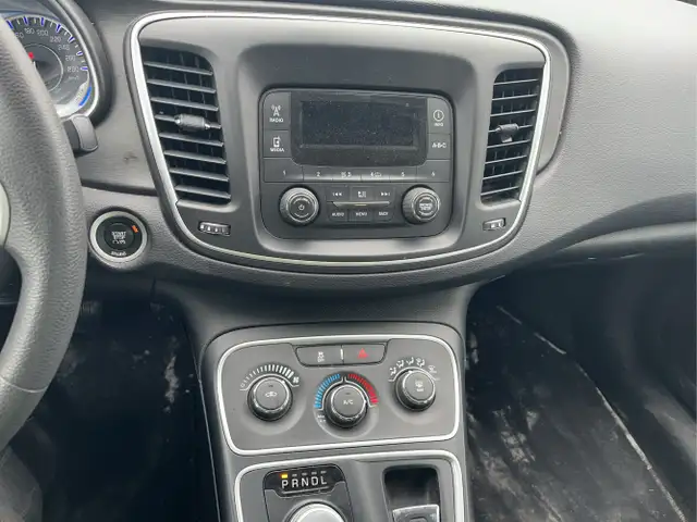 2015 Chrysler 200 - Photo 12