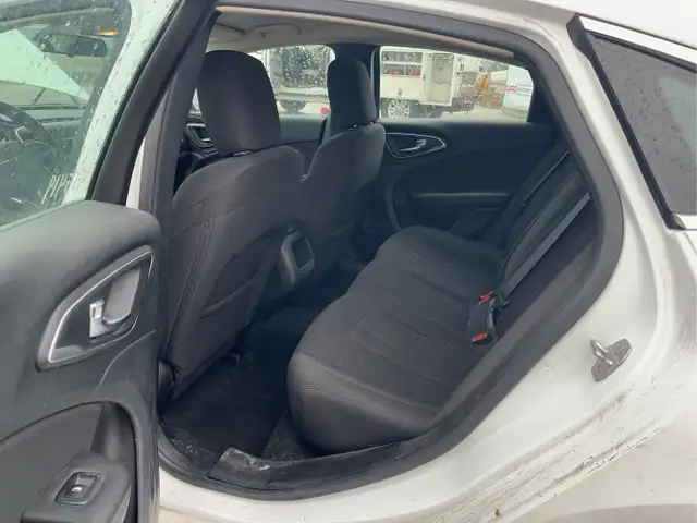 2015 Chrysler 200 - Photo 14