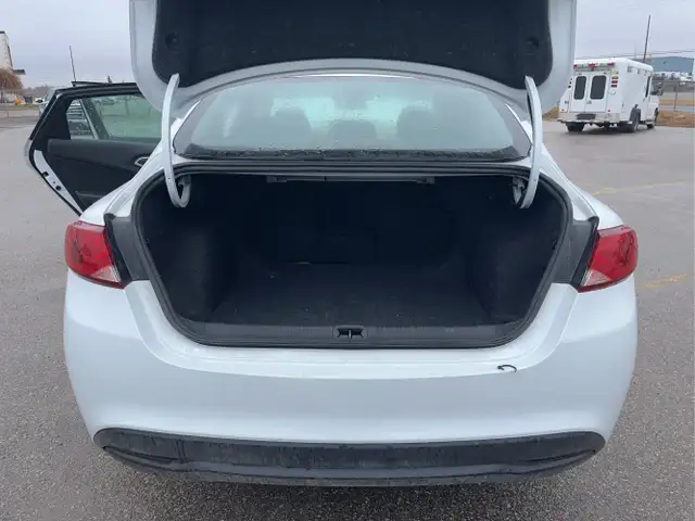 2015 Chrysler 200 - Photo 16