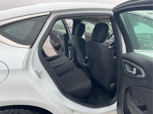 2015 Chrysler 200 - Photo 17