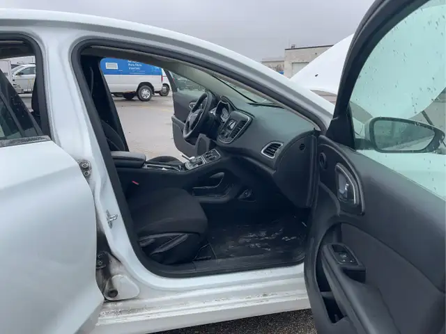 2015 Chrysler 200 - Photo 18