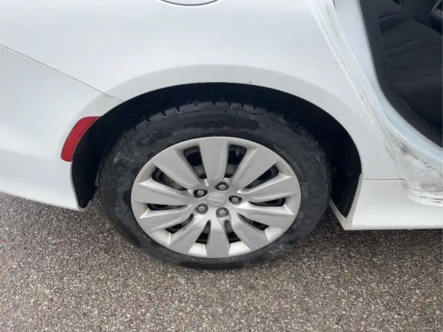 2015 Chrysler 200 - Photo 23