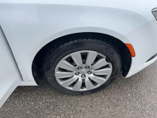 2015 Chrysler 200 - Photo 24