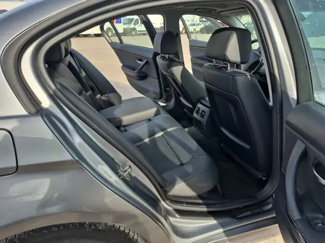 2011 BMW 3 Series - Photo 30