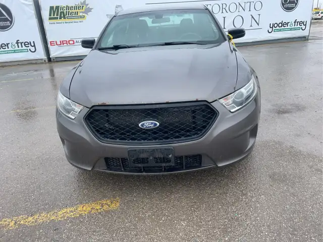 2015 Ford Taurus - Photo 2