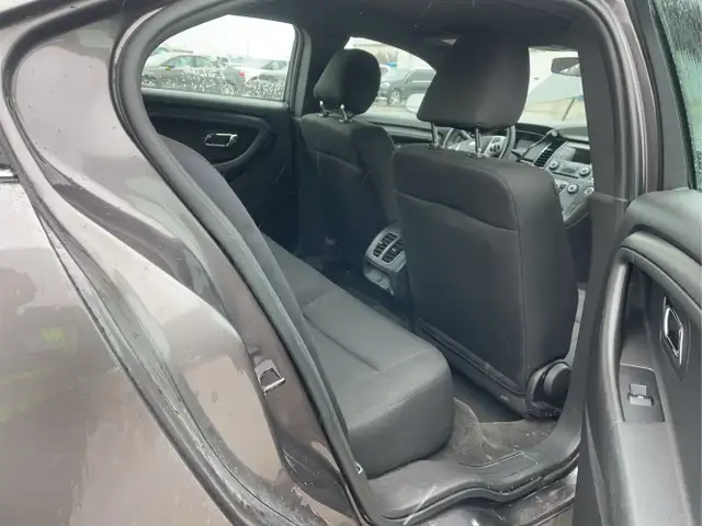 2015 Ford Taurus - Photo 19