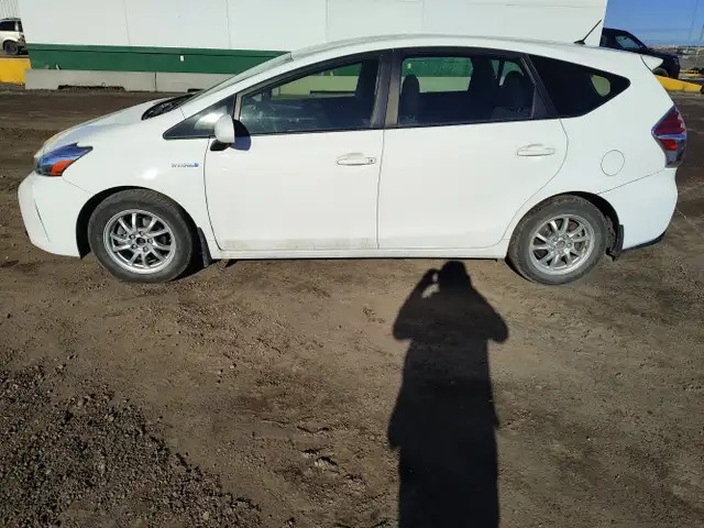 2017 Toyota Prius V - Photo 2