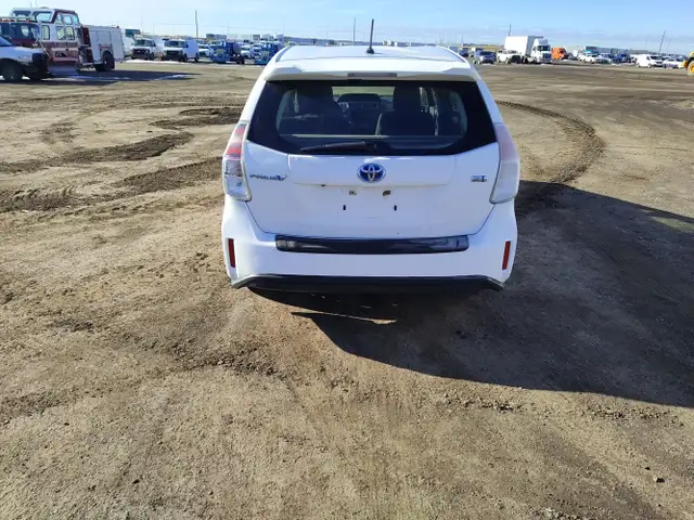 2017 Toyota Prius V - Photo 4