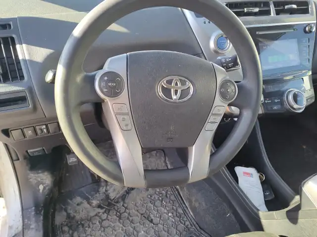 2017 Toyota Prius V - Photo 10