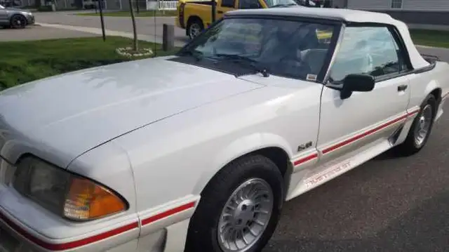 1989 Ford Mustang - Photo 2