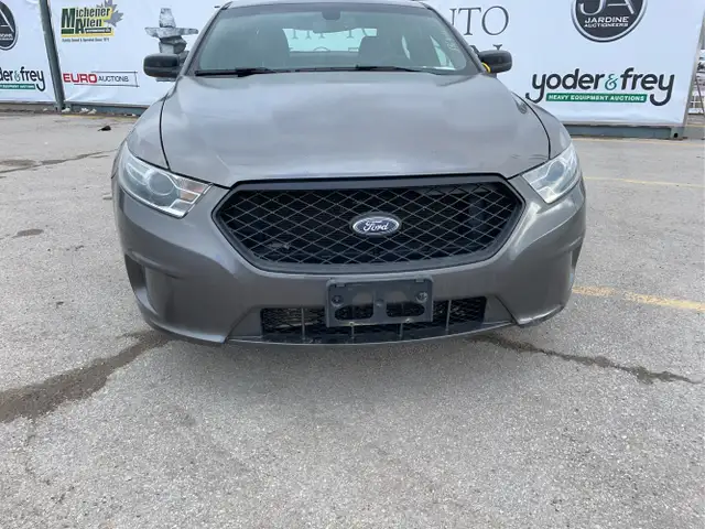 2016 Ford Taurus - Photo 2