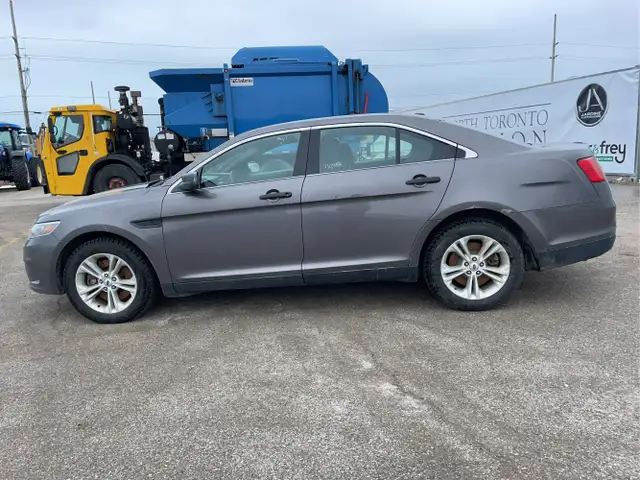 2015 Ford Taurus - Photo 8