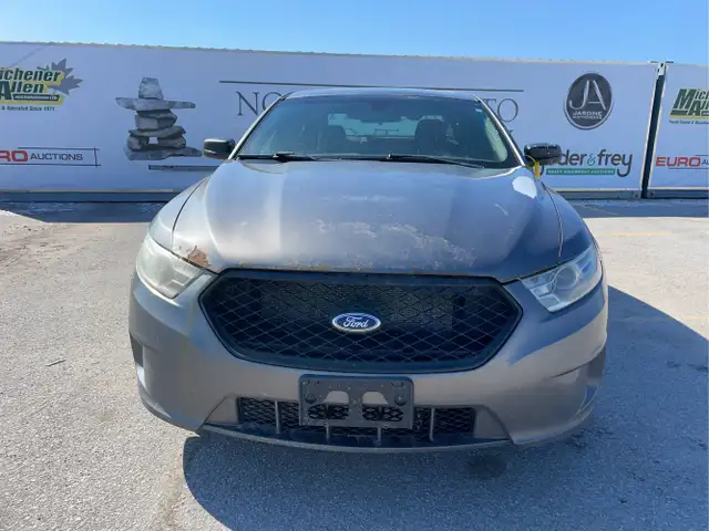 2015 Ford Taurus - Photo 2