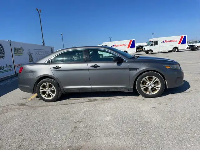 2015 Ford Taurus - Photo 4
