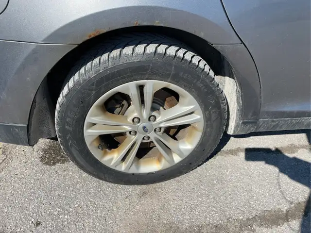 2015 Ford Taurus - Photo 22