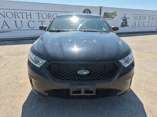 2017 Ford Taurus - Photo 2