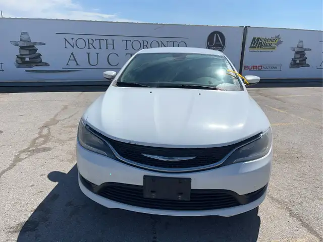 2015 Chrysler 200 - Photo 2