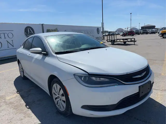 2015 Chrysler 200 - Photo 3