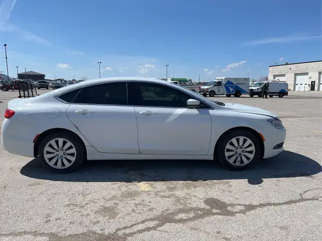 2015 Chrysler 200 - Photo 4